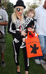 高清：克莉丝汀儿子曝光 母子俩骷髅装参加派对