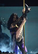 组图：凯蒂-佩里红十字Bra挺雪乳飚唱新单