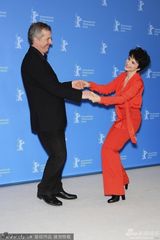 组图：《罗丹的情人》发布 比诺什红装搞怪