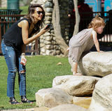 组图：阿尔芭一家外出游公园 小女儿圆脸激萌