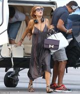 组图：林赛-罗韩露乳险走光 夜店与众男调情