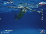 组图：周韦彤跳水疑走光 泳衣脱落现美胸