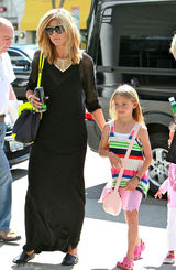 高清图：海蒂-克鲁姆和女儿出行黑衣背潮包现身