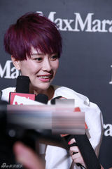 组图：海清紫发亮相品牌周年庆  流利英文与高层热聊