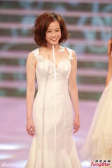 组图：港姐总决赛低胸白裙开场 舞台梦幻唯美