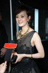 组图：孙俪蕾丝黑裙明艳动人 盼演轻松喜剧