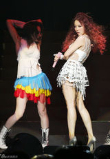 高清图：张靓颖美国开唱 火红卷发跳骑马舞性感