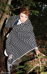 组图：尚雯婕原始森林拍摄写真 波点裤袜大胆出位