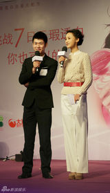 组图：张歆艺代言 粉丝送花强拥现场混乱