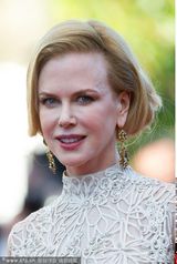 组图：妮可走秀精致长裙华贵 与李安牵手热聊