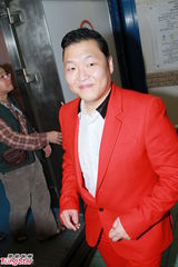 组图：PSY火红西装夜游维港 出手阔绰作风亲民