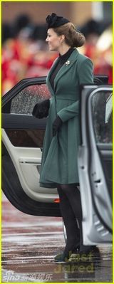 组图：凯特王妃怀孕见肚 亲自弯腰拔鞋跟