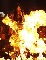 高清图：MTV欧洲音乐大奖 赛琳娜美艳亮相红毯