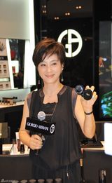 组图：李玲玉优雅代言化妆品 分享保养心得