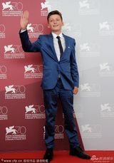 组图：《狼孩》发布 女主角裙装亮相显清纯