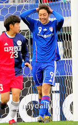 组图：金俊秀金贤重等参加友谊球赛 绿茵场上飙帅