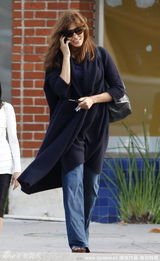 幻灯：伊娃-门德斯熟女打扮现身街头 秀发风中飞舞