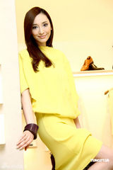 高清图：吴佩慈高腰酒瓶裙走秀 黄色套装妩媚明艳