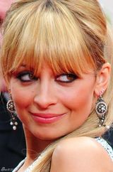 组图：第69届金球奖红毯妮可-里奇银色礼服性感