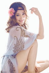 组图：屈玥大胆尝试透视装 修长美腿性感撩人