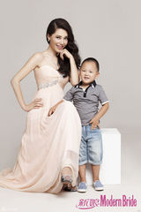 组图：孔维携爱子拍摄亲子大片 默契十足充满童趣