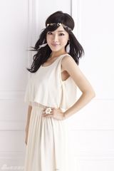 组图：邓家佳多变发型获追捧 短发俏皮长发柔美