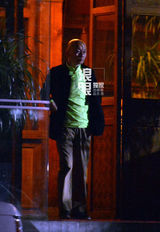 独家:冯小刚葛优等好友吃饭 徐静蕾白裙喝high