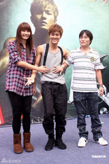 组图：吴克群新碟庆功会火爆 欲露腹肌答谢歌迷