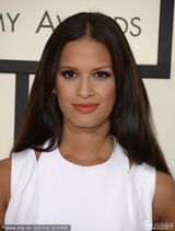 组图：大鲨鱼奥尼尔女友迪亚兹白裙温婉亮相