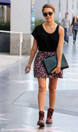 组图：杰西卡-阿尔芭街拍短裙秀美腿