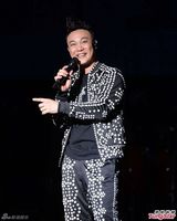 组图：陈奕迅巡回与歌迷狂欢 反口再唱《浮夸》