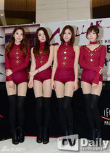 组图：韩女团Stellar签名会穿超短紧身装大胆