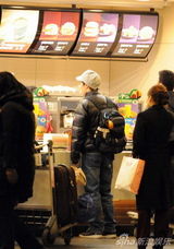 幻灯图：房祖名低调现身机场 形象朴素无人认出 