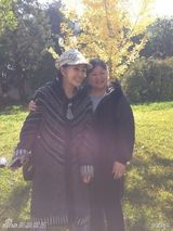 组图：刘晓庆夫妇婚后旅游 58岁绑麻花辫秀婚戒