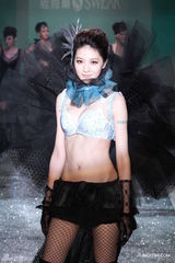 组图：吴亚馨内衣走秀展现终极饱满度