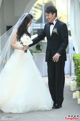 组图：张震大婚献吻娇妻 亲手为新娘提裙摆