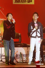 幻灯图：黎明率艺人为情人节开唱 与任贤齐合唱