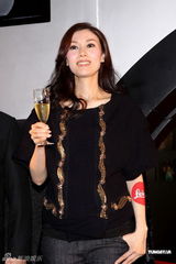 组图：李嘉欣大腹便便出席活动 透露要剖腹产