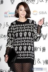 组图：李孝利孔孝真等众韩星盛装助阵大型时装秀