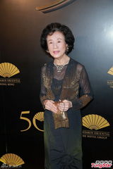 组图：张敬轩诗雅盛装出席庆祝酒会