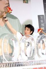 徐若瑄示“爱”王力宏 赠高跟鞋愿其寻真爱(图)