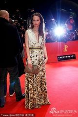 组图：女星艾丽西卡-维坎德田园花裙秀清纯