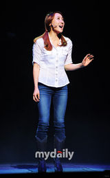 组图：f(x)成员Luna演音乐剧 火红装扮性感表演