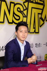 组图：韩庚定制手机热卖 西装谢歌迷全程笑容