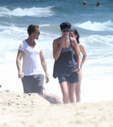 高清组图：查理兹-塞隆夫妇海滩度假 享受悠闲时光