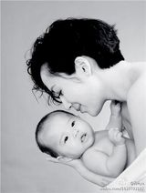 组图：齐秦妻子微博曝私房照 新生女儿天真可爱