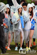 组图：韩团SISTAR冒雨出席活动宣传献爱心