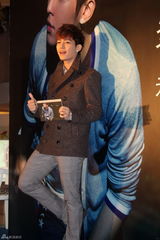 组图：炎亚纶上海签售新专辑