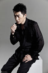 组图：邵峰写真举止悠然 魅惑眼神展绅士气质