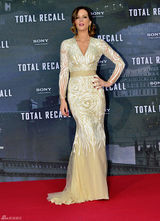 组图：《全面回忆》柏林首映 凯特印花长裙夺目